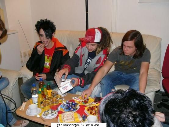 Poze cu cei de la Tokio Hotel......... - secsi baietii astia:X poate se ingrasa - Galerie de imagini